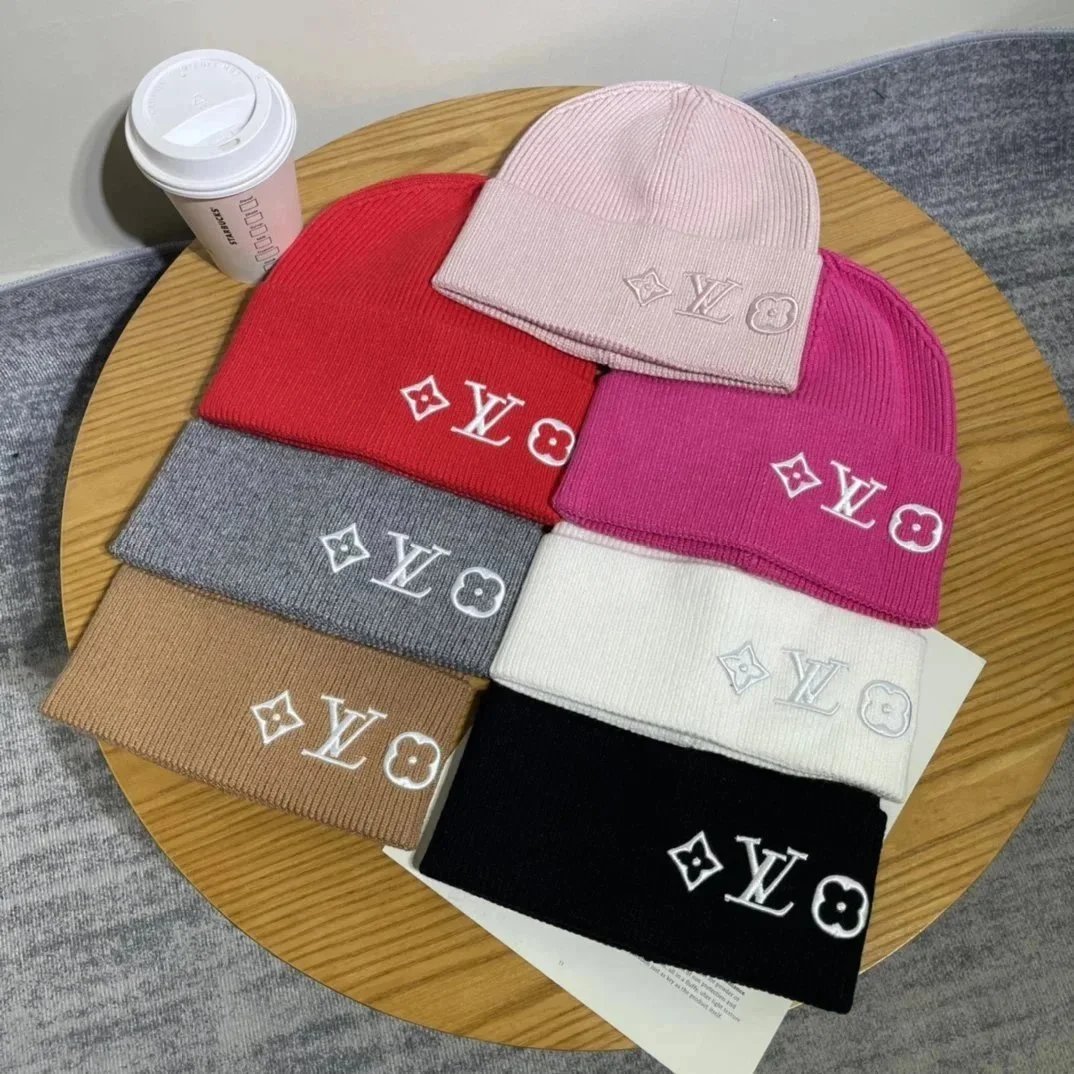NIB authentic Louis Vuitton Women flight mode Beanie LV Headline ladies Black