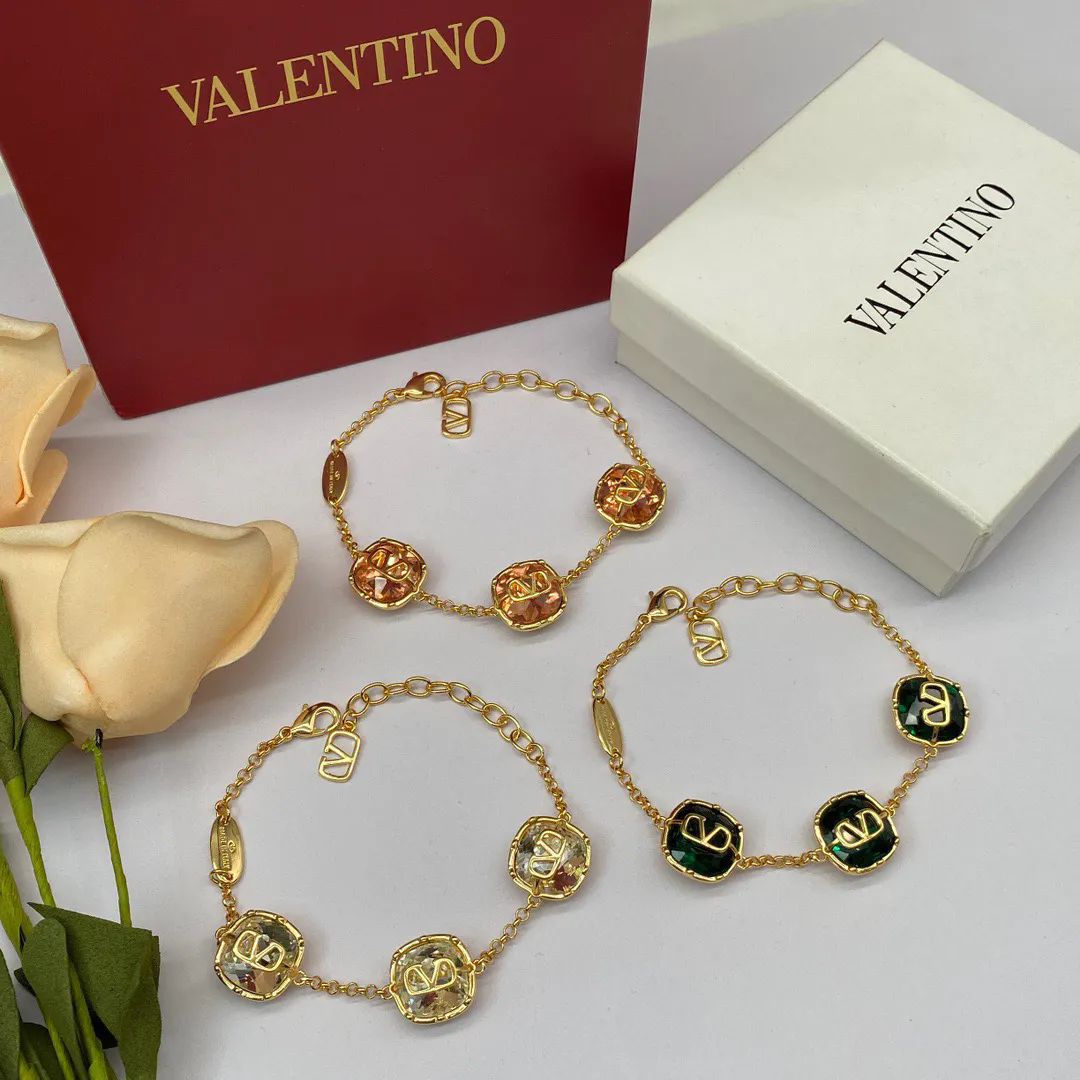 Classic Huajia Bracelet Diamond Joker High Yan Value Explosions Advanced Explosions European and American V-shaped Mother Bracelet Women's Trend