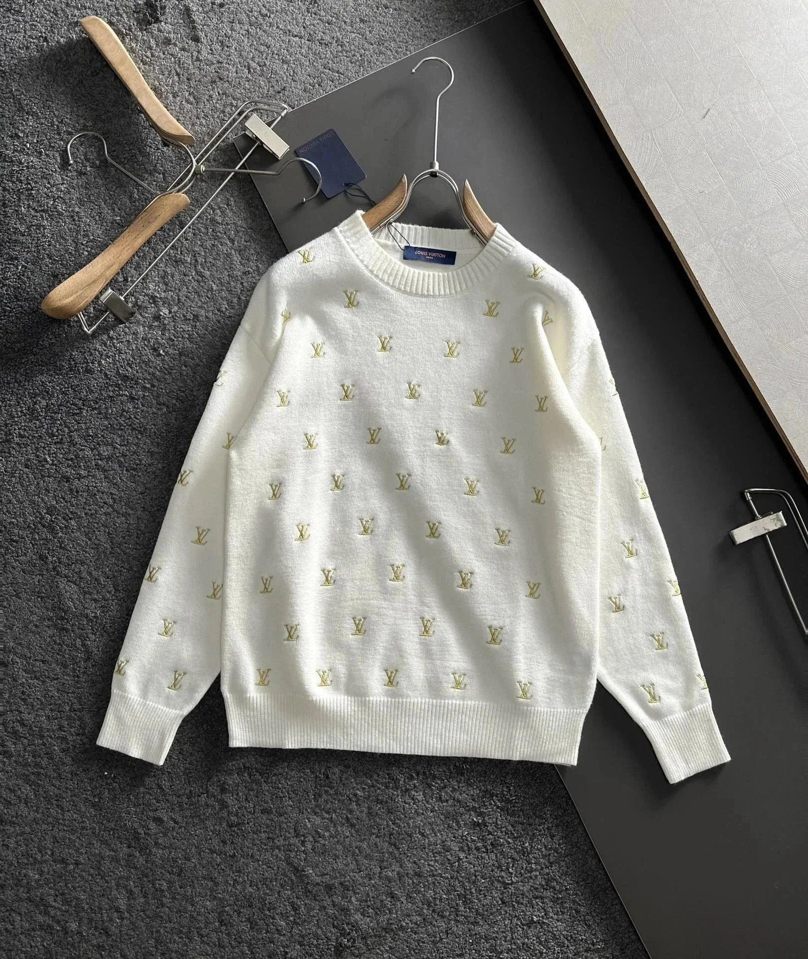 L hooded sweatshirt