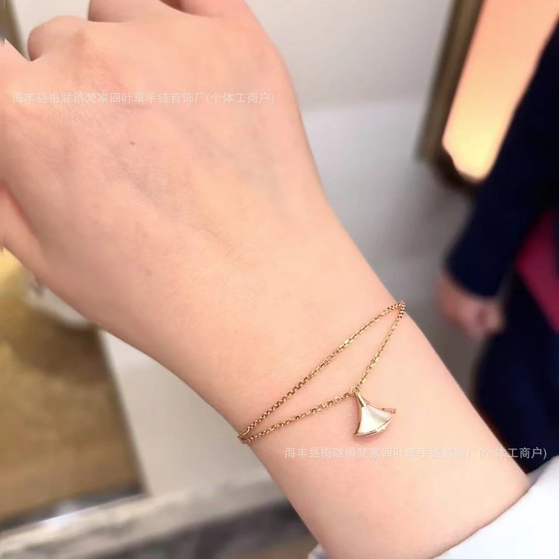 Bulgari Luxury White Mother-of-Pearl Double Layer Bracelet, INS Design 18K Rose Gold Plated Skirt Red Carnelian Premium
