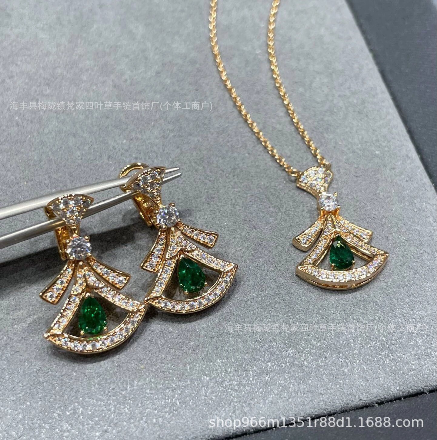 Bulgari Small Dress Copper Plated 18k Gold Necklace, Luxury Style, Elegant Ruby Fan-shaped Collarbone Chain, Fan Earrings