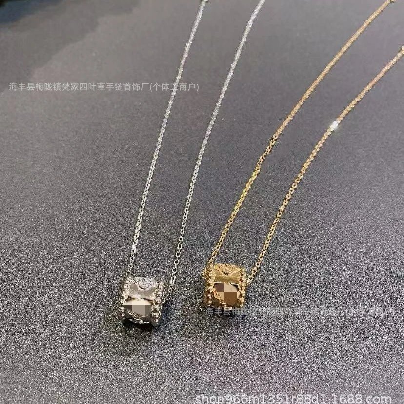 Van Gogh Kaleidoscope Necklace for Women, V Gold Thick Plated 18K Rose Gold Fashion Collarbone Chain