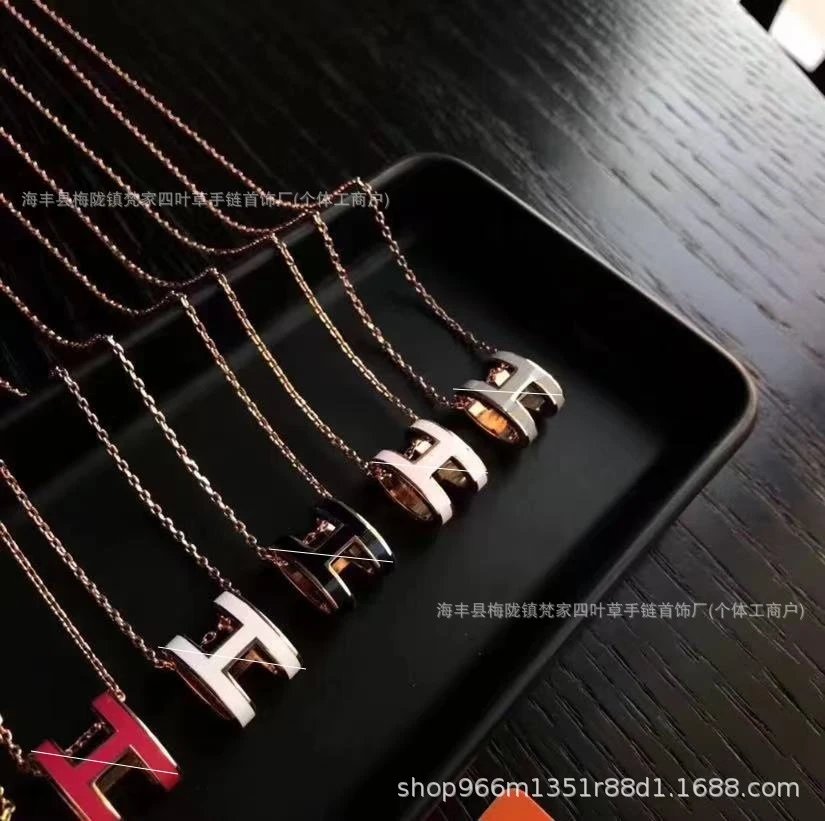 CNC Thick Gold Letter H Necklace for Women, New Luxury Enamel Letter Pendant, High-End Sense Collarbone Chain