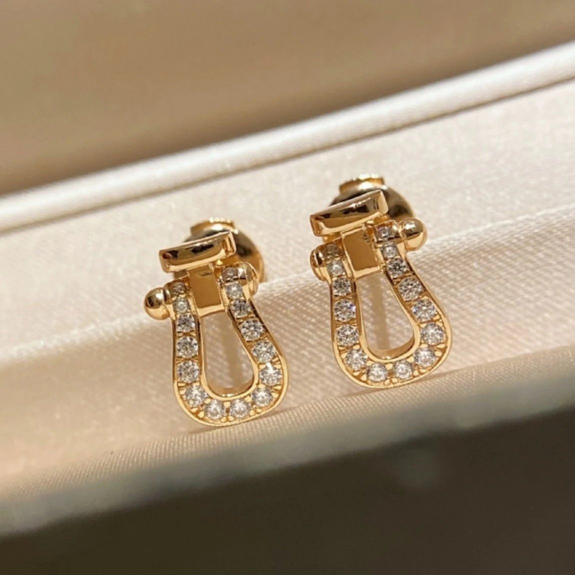 F Family Mini Horseshoe Buckle Ear Studs, Luxury Style High-End Sense Temperament Earrings, Great Voyage Commute, Gift for Girlfriend