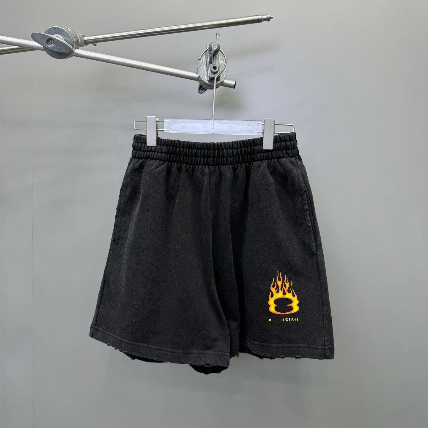 2025 New Balenciaga Flame Double Ring Crack Print Sports Shorts Unisex