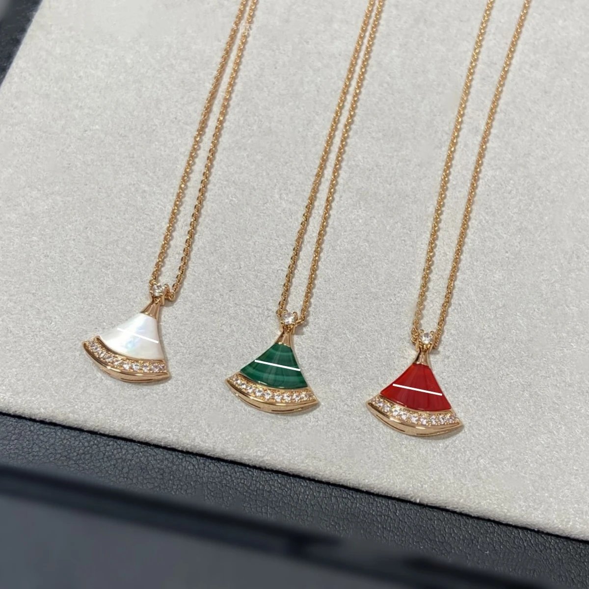 Bulgari Plated 18k Gold White Mother-of-Pearl Red Agate Full Diamond Fan-shaped Collarbone Chain Gift, Full Diamond Fan-shaped Collarbone Chain Dress