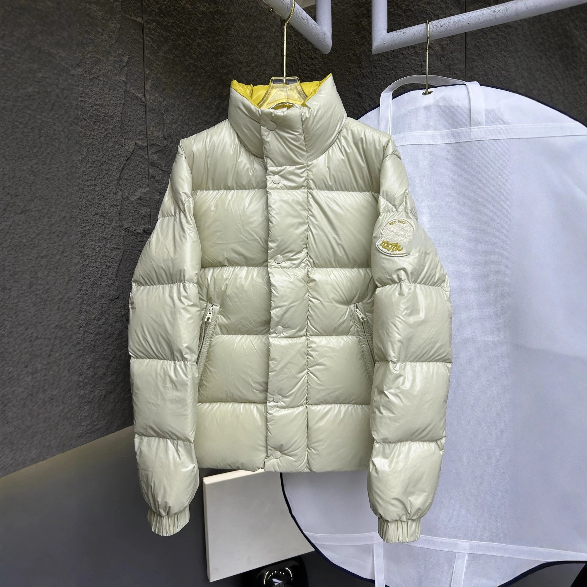 Moncler Large Logo Towel Embroidery 90% White Duck Down Jacket for Men and Women