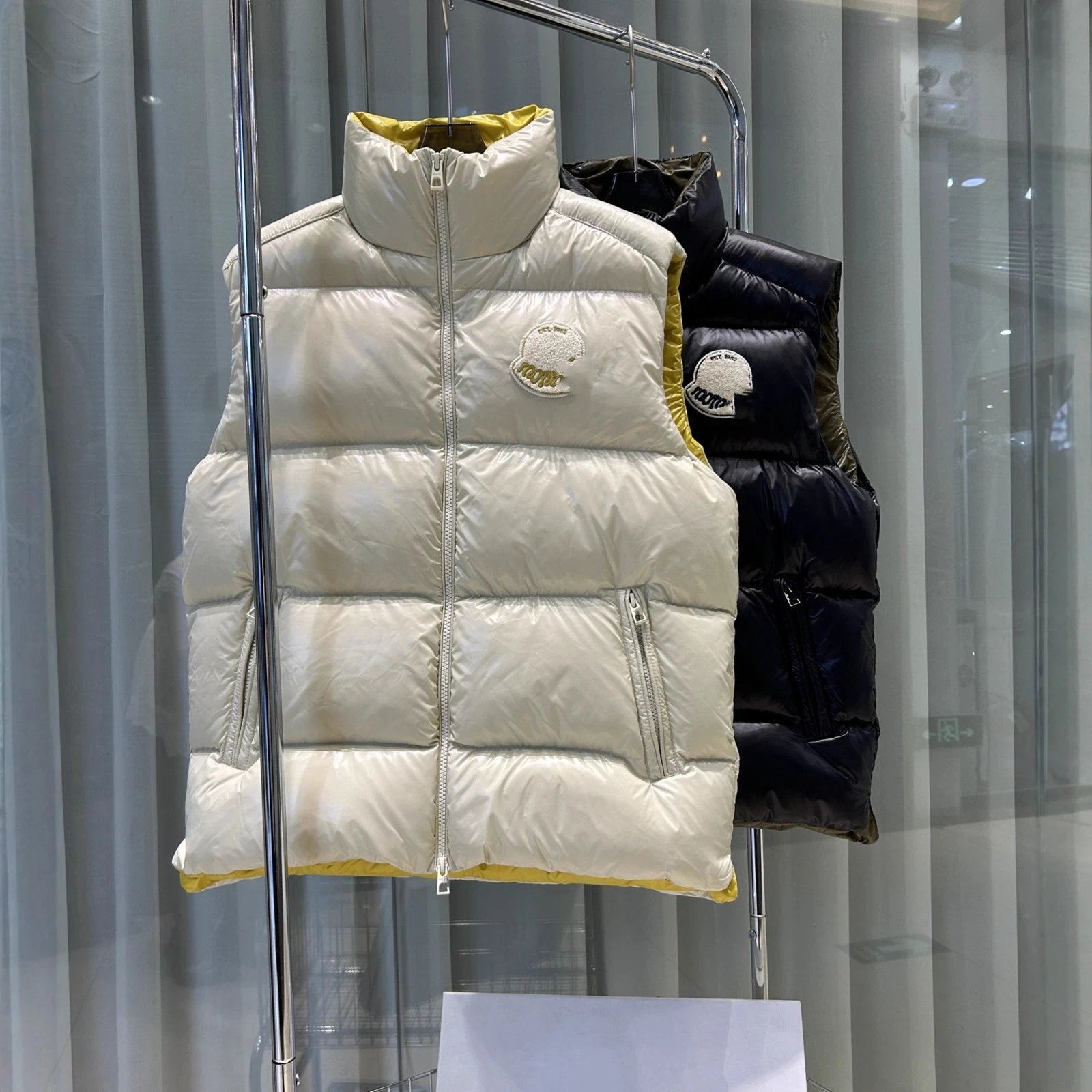 Moncler Large Logo Towel Embroidery 90% White Duck Down Vest for Men and Women