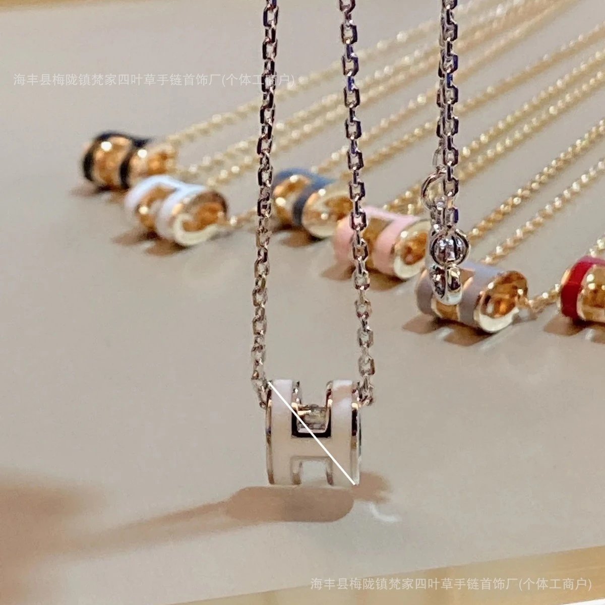Hermès Plated 18K H Letter Necklace, Enamel Mini Collarbone Chain, Unisex Versatile High-End Fashion, Gift for Girlfriend
