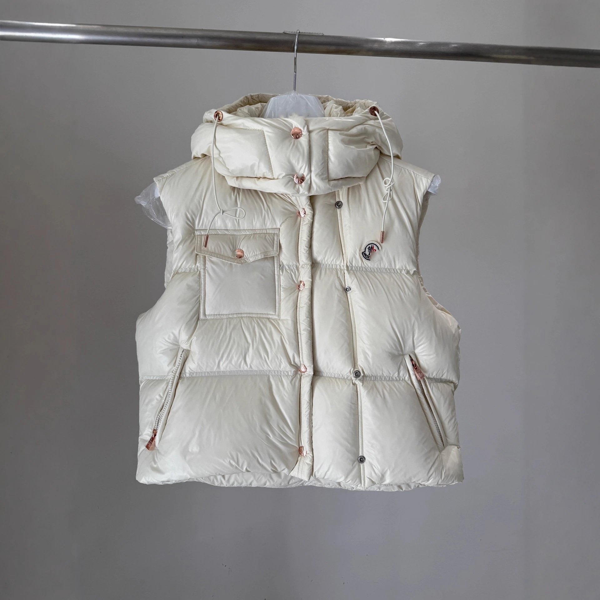 Moncler Little Red Book Internet Famous Style 90% White Duck Down Small Puffer Down Vest