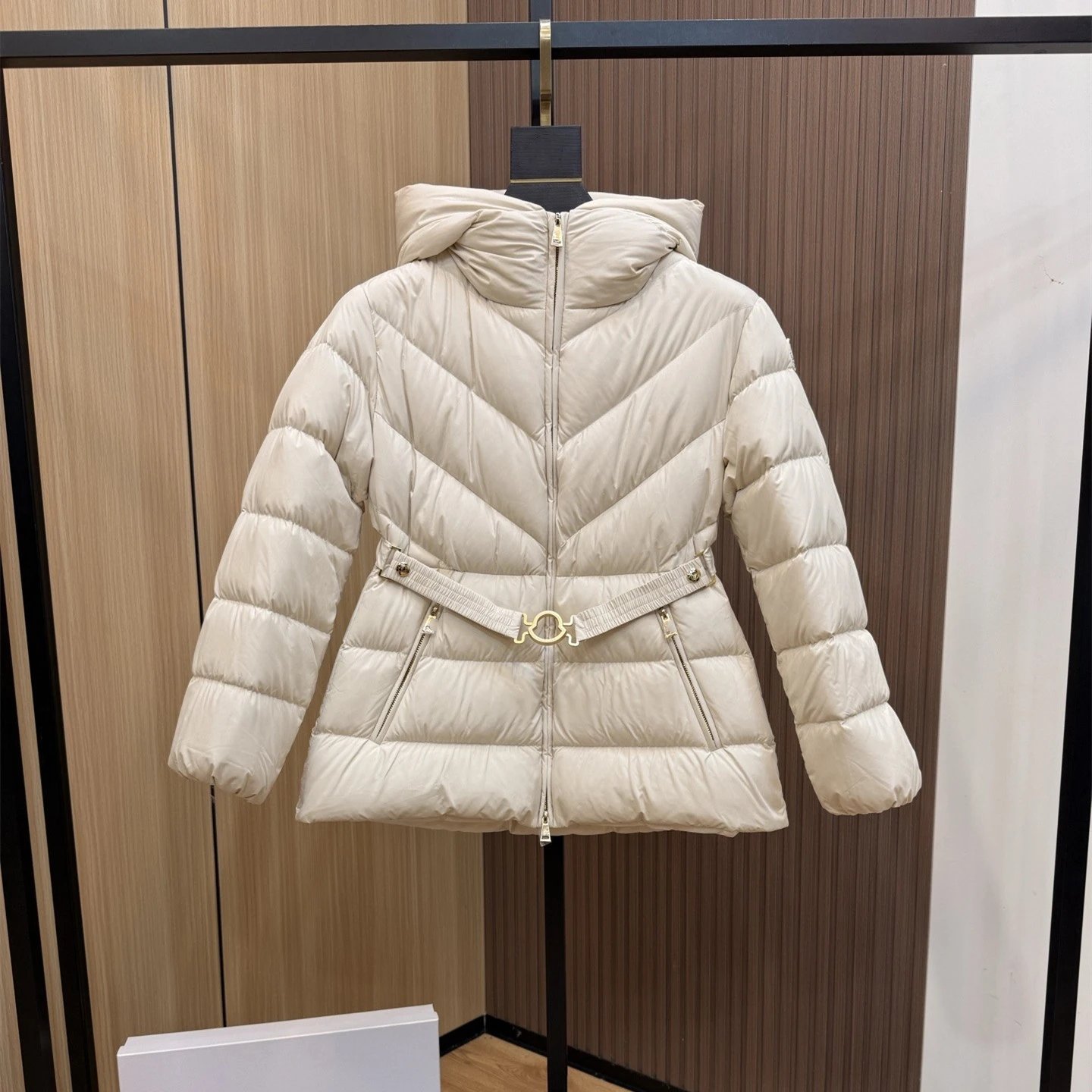 Moncler Double Gold Button Waist Accentuating Winter Women's Short Duck Down Jacket