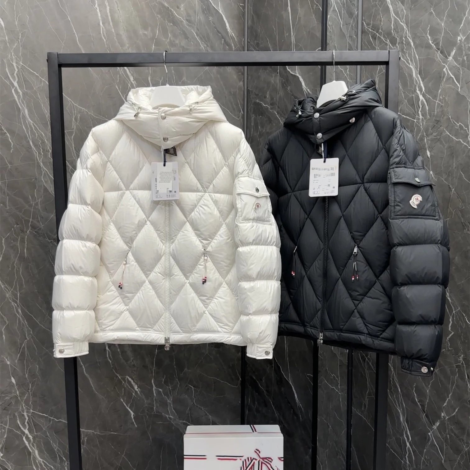 Moncler Short Men's Diamond Quilted 90% White Duck Down Jacket for Men and Women